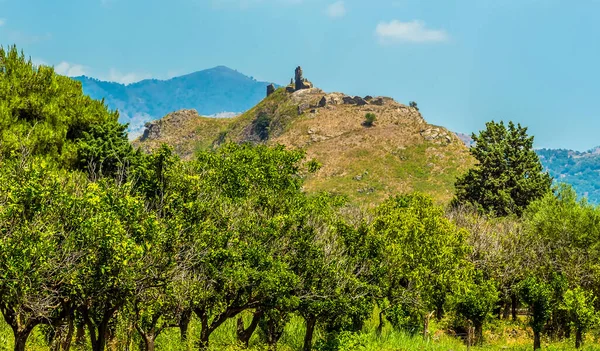 Вид Через Сад Развалины Вершины Холма Подножия Горы Этна Сицилия — стоковое фото