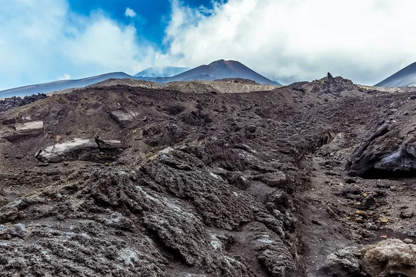 夏にはシチリア島エトナ山の頂上に向かって固化した溶岩の間の景色 — ストック写真