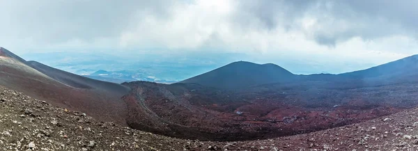 夏には雲に覆われたシチリア島エトナ山の景色 — ストック写真