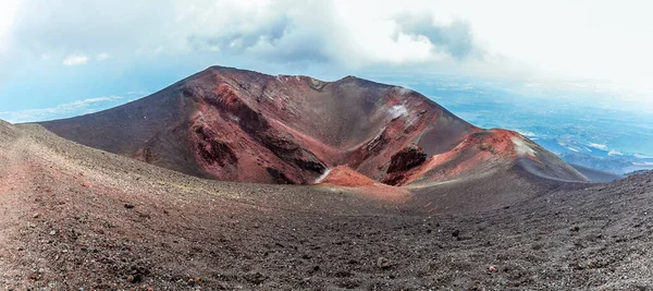 Panorama Över Vulkanisk Krater Etna Berg Sicilien Med Järnmalmsfyndigheter Sommaren — Stockfoto