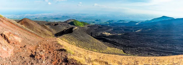 夏のシチリア島エトナ山の頂上から伸びる二次コーンの列のパノラマビュー — ストック写真