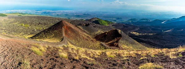 Panorama Utsikt Över Vulkankratrar Mount Etna Sicilien Med Vegetation Med — Stockfoto