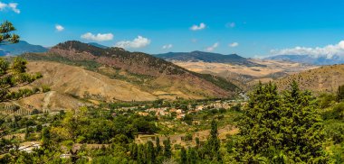Sicilya 'daki Madonie Dağları eteklerindeki Scillato yerleşiminin panorama manzarası