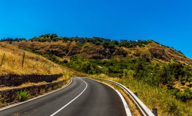 Sicilya 'daki Madonie Dağları' ndaki Polizzi Generosa tepesine doğru bir manzara.