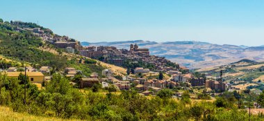 Sicilya, Madonie Dağları 'ndaki Petralia Soprana köyü ve tarlaları.