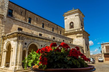 Yazın Sicilya 'daki Madonie Dağları' ndaki Petralia Soprana 'daki Matrix Kilisesi' ne doğru Piazzo Duomo 'dan bir manzara