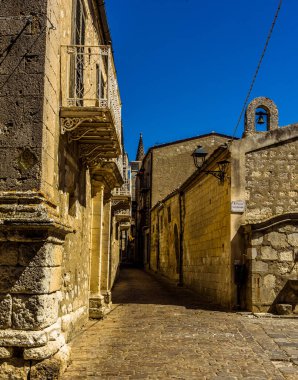 Sicilya 'nın Madonie Dağları' ndaki Petralia Soprana kilisesine doğru giden dar ortaçağ caddeleri yaz boyunca