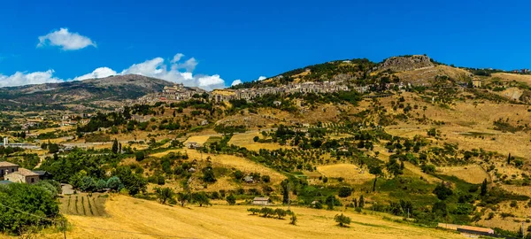 夏の間 シチリア島のマドニー山脈を背景にペトラリア ソッターナの丘の上の村のパノラマビュー — ストック写真
