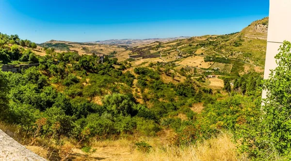 夏の間 ペトラリア ソッターナから見たシチリアのマドニー山脈のフィールドと植生 — ストック写真