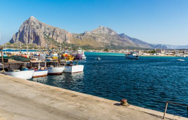 San Vito lo Capo, Sicilya 'daki liman trafiğinin etkileyici bir manzarası var.