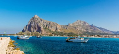 San Vito lo Capo, Sicilya 'da yaz aylarında etkileyici bir dağ manzarası.