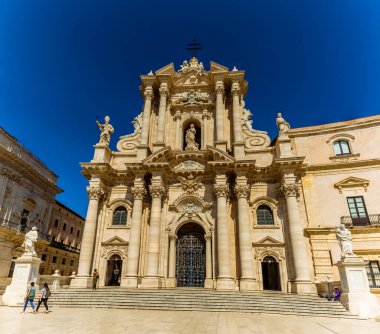 Yazın Sicilya, Ortygia Adası 'ndaki Piazza Duomo' dan bir manzara