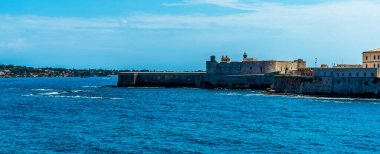 Yazın Sicilya, Syracuse 'daki Ortygia adasında Castello Maniace' e doğru bir manzara