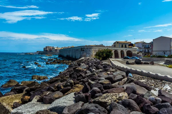 Ett Panorama Över Vågbrytaren Ortygiaön Mot Strandvallarna Syrakusa Sicilien Sommaren — Stockfoto