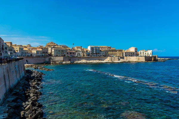 Utsikt Längs Strandlinjen Mot Fort Vigliena Ortygia Syrakusa Sicilien Sommaren — Stockfoto