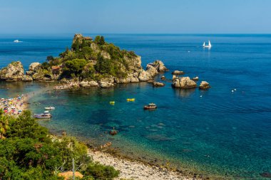 Kıyı şeridi manzarası ve Isola Bella, Taormina, Sicilya yazın