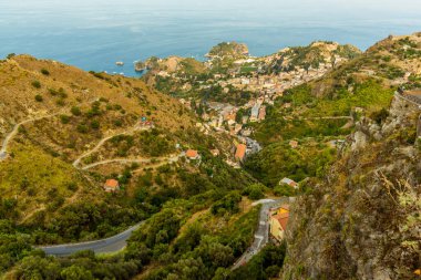 Taormina, Sicilya 'daki Castelmola manzarası yazın şehrin yukarısında.