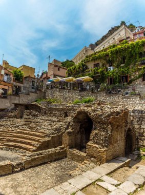 Taormina, Sicilya 'daki Roma Ampitiyatrosu manzarası