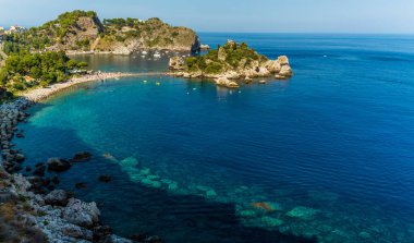 Yazın Sicilya, Taormina yakınlarındaki kıyı şeridi ve Isola Bella manzarası