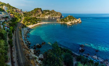 Yazın Sicilya, Taormina yakınlarındaki Isola Bella ve kıyı şeridine yakın bir görüntü.