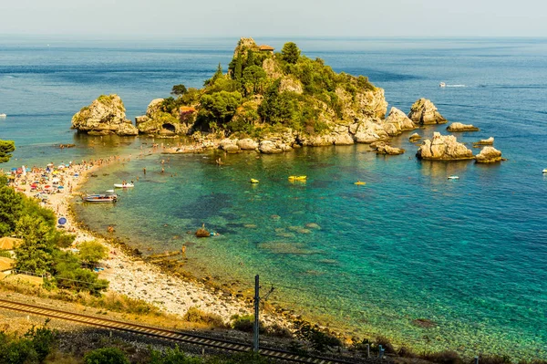 夏のシチリア島タオルミーナ島のイゾラ ベラと海岸線 — ストック写真