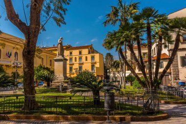 İtalya, Sorrento 'daki Piazza Saint Antonino' nun manzarası