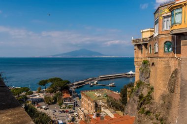 İtalya 'nın Sorrento kentindeki kayalıklardan aşağıya, Napoli Körfezi' ni geçerek Vezüv Dağı 'na doğru bir manzara.