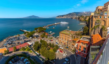 Napoli Körfezi boyunca İtalya, Sorrento kayalıklarından bir manzara