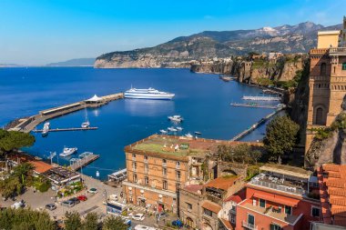 İtalya 'nın Sorrento kentindeki kayalıklardan Napoli' ye doğru bir manzara.