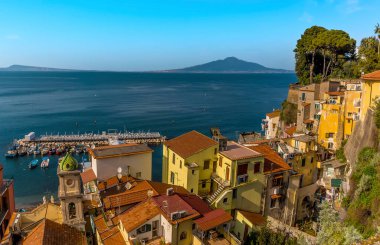 Sorrento, İtalya 'daki Marina Grande' nin üzerinden Napoli Körfezi 'ni geçerek Vezüv Dağı' na doğru bir manzara.