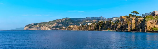 美しい崖の上に座っているイタリアのソレントのパノラマビュー — ストック写真