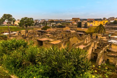 İtalya 'nın Herculaneum kentindeki iyi korunmuş Roma yerleşiminin güney ucunda bir manzara.