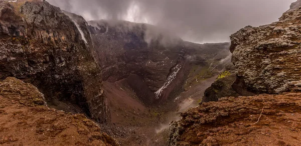 Över Låga Moln Spiller Kratern Mount Vesuvius Italien — Stockfoto