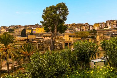 İtalya 'nın Herculaneum kentindeki iyi korunmuş Roma yerleşiminin ağaçları ve bitki örtüsünü aşan bir manzara