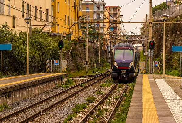Napoli ve Sorrento, İtalya arasındaki demiryolu hattına yaklaşan bir trenle bir platformun aşağısındaki manzara.