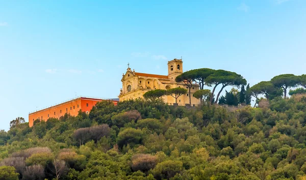 Una Vista Monasterio Cima Una Colina Con Vistas Ercolano Cerca — Foto de Stock