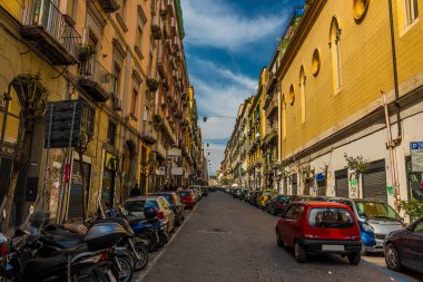 İtalya, Napoli 'nin eski çeyreğini kesen Arrenaccia caddesi.