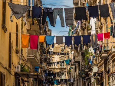 Napoli, İtalya 'da geleneksel kaotik bir arka sokağın eşsiz cazibesi