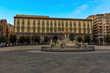 Napoli, İtalya 'da belediye meydanı boyunca manzara