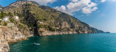 Körfezin karşısındaki Marina di Praia, Praiano, İtalya manzaralı.