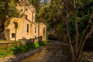 İtalya 'nın Amalfi kıyısındaki Fiordo di Furore' daki Schiato torrentinin manzarası