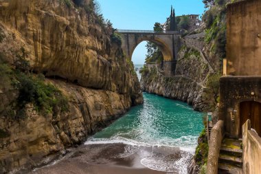 İtalya 'nın Amalfi kıyısındaki Fiordo di Furore' da bir turkuaz denizi akın eder.