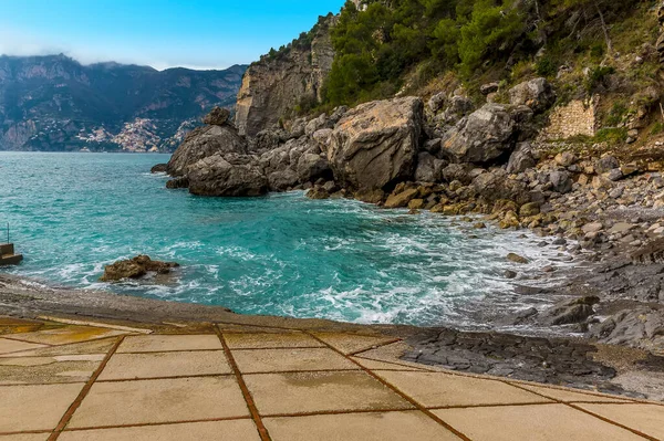 Praiano 'daki Gavitella Sahili' nde deniz kıyıları turlar. İtalya, Amalfi kıyısında