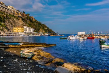 Sabahın erken saatlerinde İtalya, Piccola, Sorrento marinasından denize bakan bir manzara