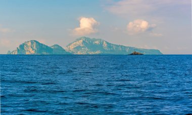 Napoli Körfezi 'nden İtalya, Capri Adası' na doğru bir manzara.