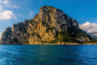 İtalya 'nın Capri Adası' nın kuzeydoğusundaki sarp kayalıklar denizden dikey olarak yükselir.