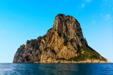 İtalya 'nın Capri Adası' nın kuzeydoğusundaki sarp kayalıklar sabah güneşiyle yıkandı.