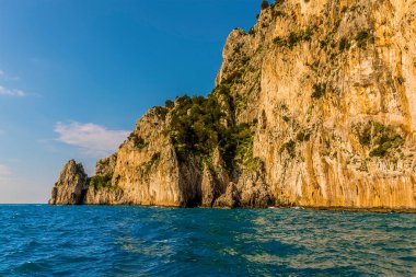 İtalya 'nın Capri Adası' nın kuzeydoğusundaki dik, kumtaşı kayalıkları boyunca bir manzara.