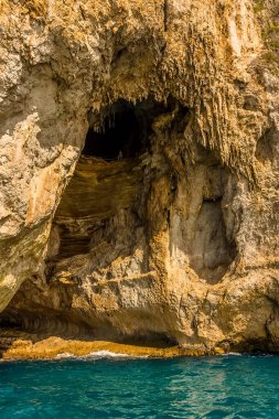 Dalgalar İtalya 'nın Capri adasında White Grotto' nun tabanına çarpar.
