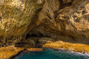 İtalya 'nın Capri Adası' ndaki Beyaz Grotto 'nun tabanında bir dalga boyu çentiği var.